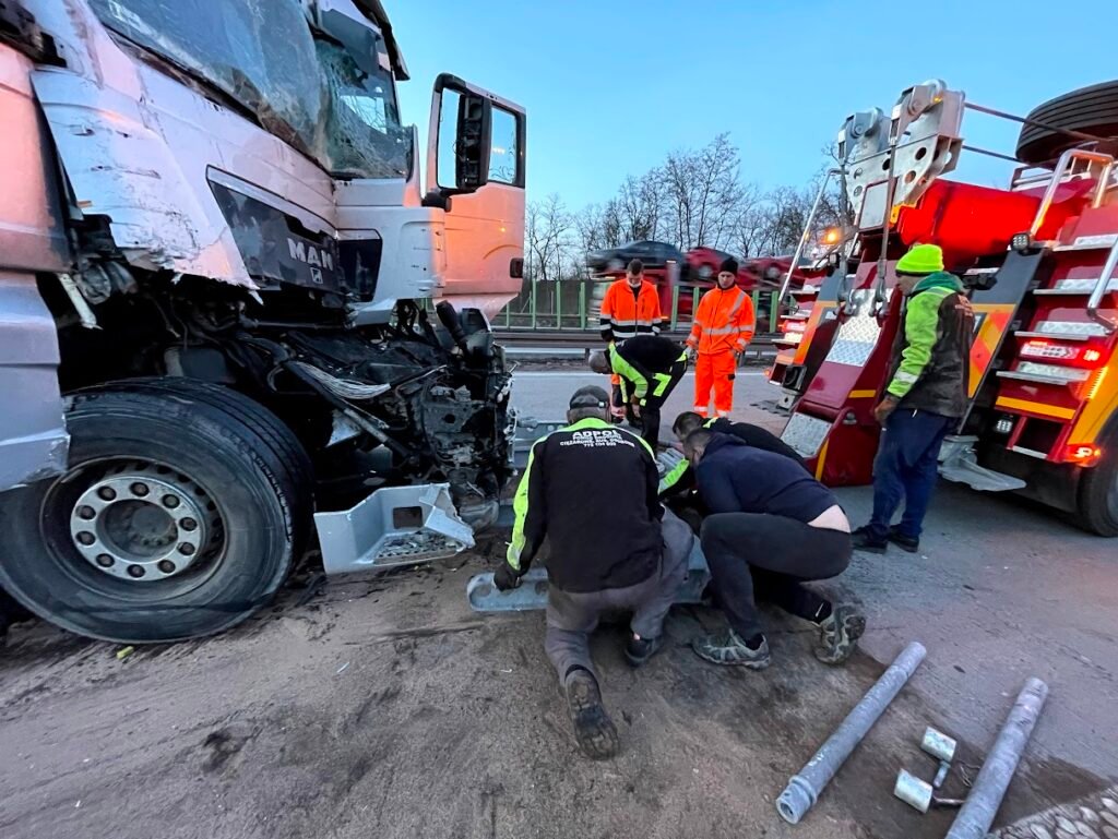 Holowanie TIR Olszyna – obsługa zdarzenia drogowego z udziałem pojazdu ciężarowego na autostradzie