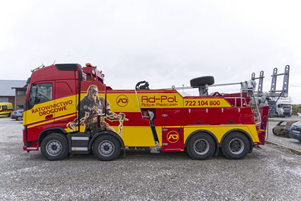 Holowanie TIR Olszyna – nowoczesny holownik przystosowany do transportu ciężkich pojazdów