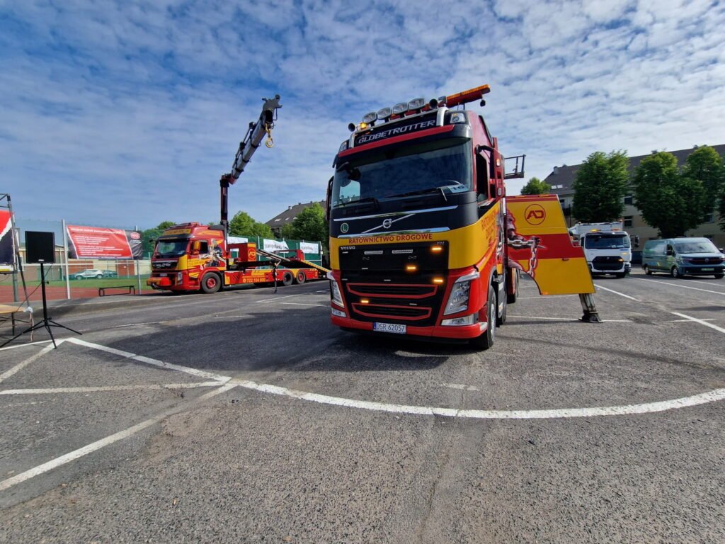 Holownik TIR i laweta z HDS podczas akcji, pomoc drogowa TIR Olszyna