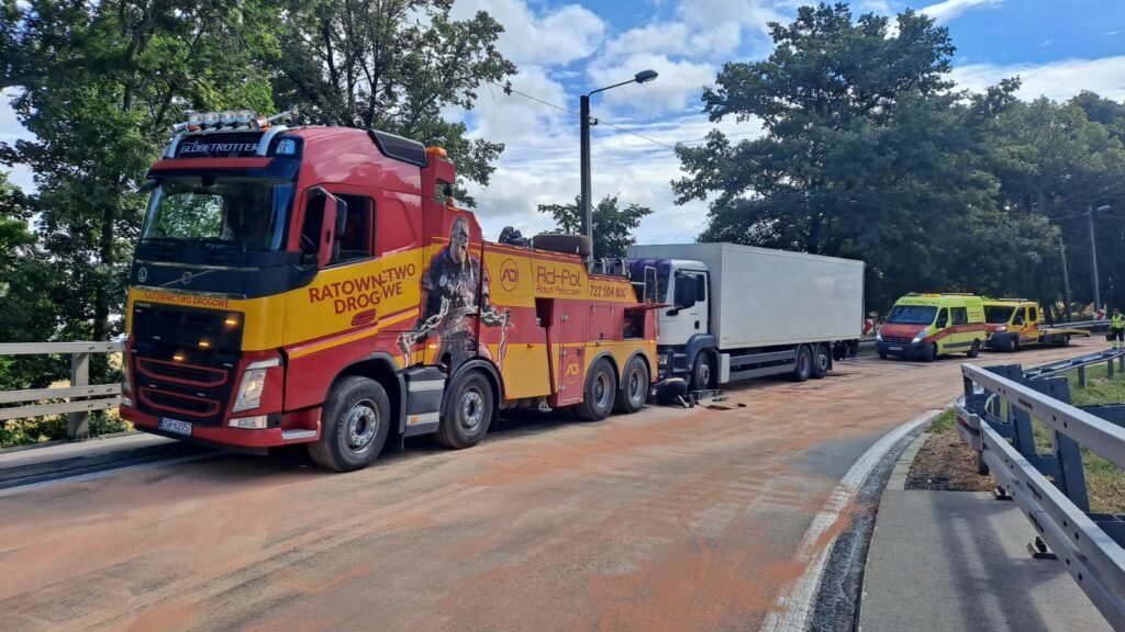 Holownik TIR na miejscu zdarzenia drogowego, pomoc drogowa TIR Olszyna