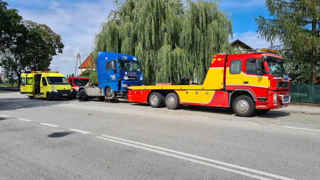 Holowanie TIR Olszyna – laweta transportująca uszkodzony pojazd ciężarowy w bezpieczne miejsce