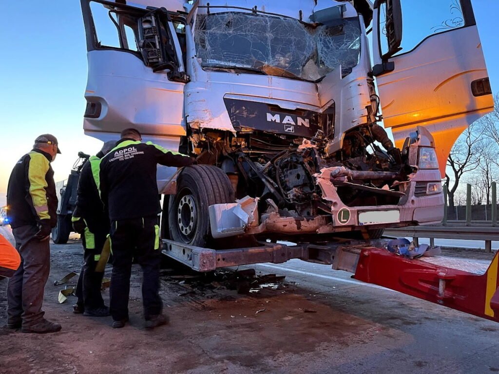 Holowanie uszkodzonej ciężarówki przez pomoc drogową TIR Olszyna
