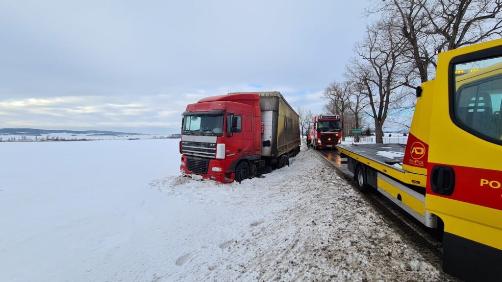 Holowanie TIR Olszyna – proces wyciągania samochodu ciężarowego, który wypadł z drogi przy użyciu sprzętu ciężkiego