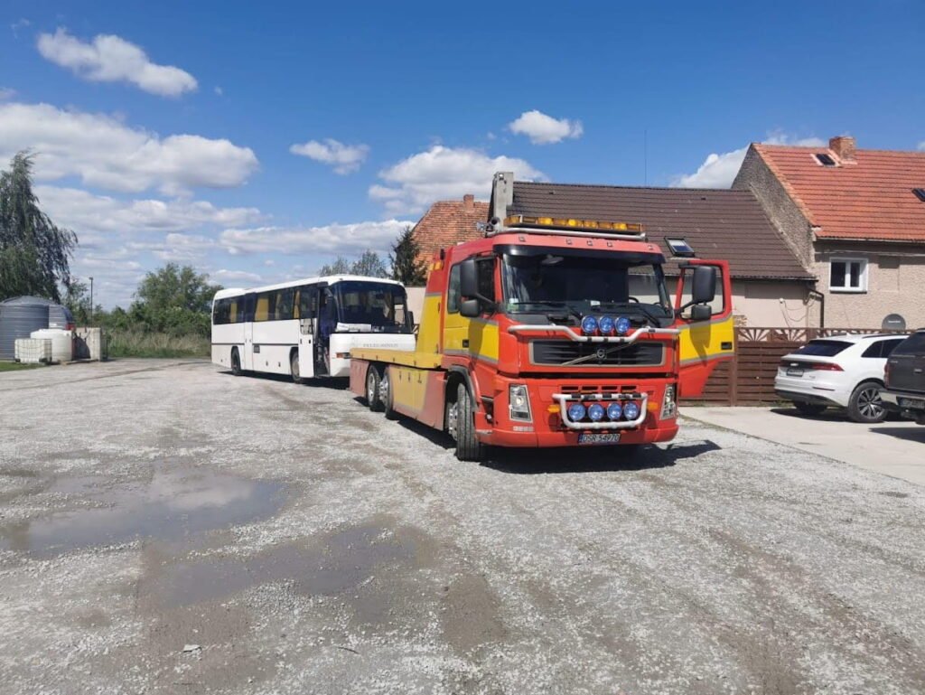 Pomoc drogowa TIR Olszyna podczas holowania uszkodzonego autobusu
