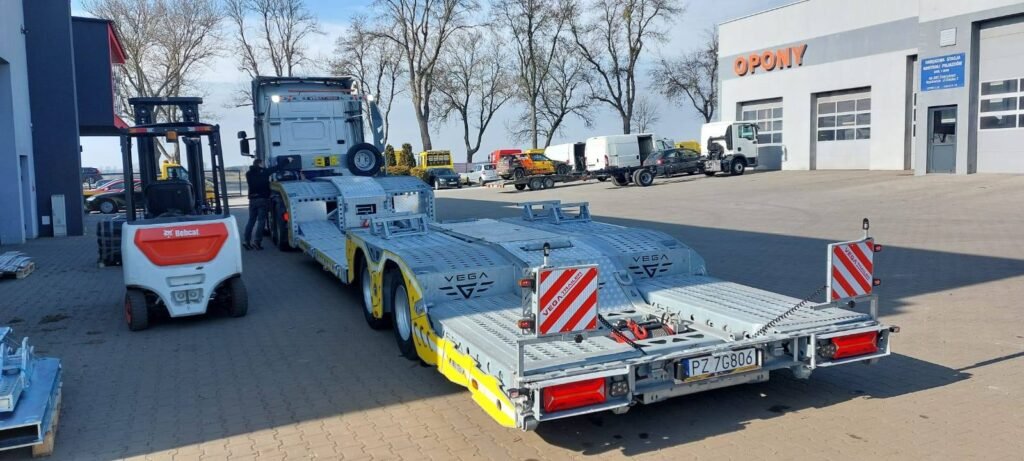 Holowanie ciężarówek Olszyna – nowoczesne holowniki i lawety zaparkowane na placu firmy
