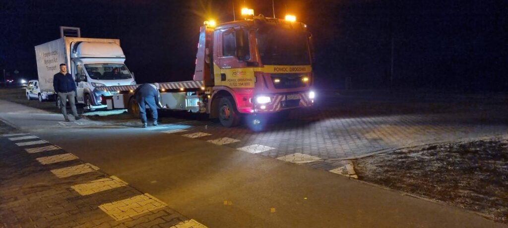 Pomoc drogowa TIR Olszyna udziela wsparcia kierowcy ciężarówki po awarii na autostradzie A4 w pobliżu granicy z Niemcami.