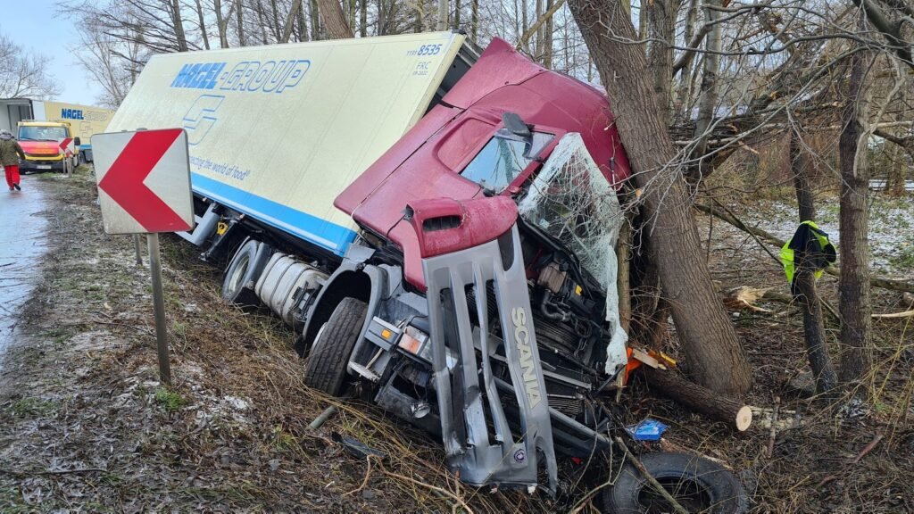 Holowanie ciężarówek Olszyna podczas awarii TIR na autostradzie, profesjonalna pomoc drogowa i szybka reakcja serwisu