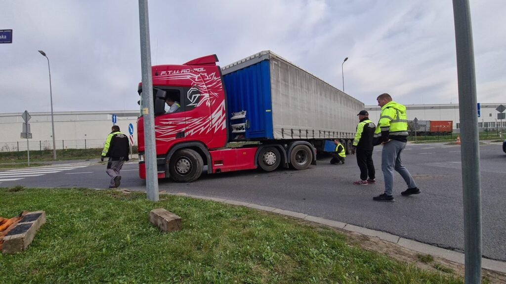 Pomoc drogowa TIR Olszyna holuje uszkodzony samochód ciężarowy przy autostradzie A4