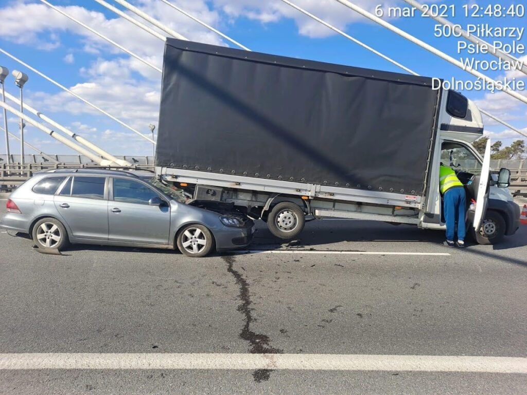Pomoc drogowa TIR Olszyna naprawia uszkodzoną ciężarówkę przy autostradzie A4 w pobliżu granicy z Niemcami.