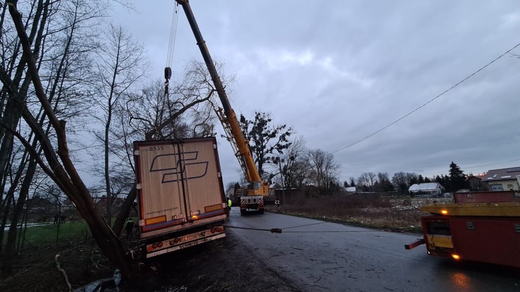 Holowanie TIR Olszyna podczas awarii samochodu ciężarowego na drodze w pobliżu granicy polsko-niemieckiej.