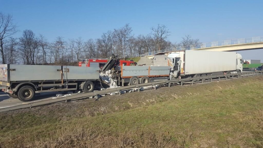 Holowanie TIR Olszyna podczas awarii ciężarówki na drodze z wykorzystaniem specjalistycznego holownika ciężkiego.