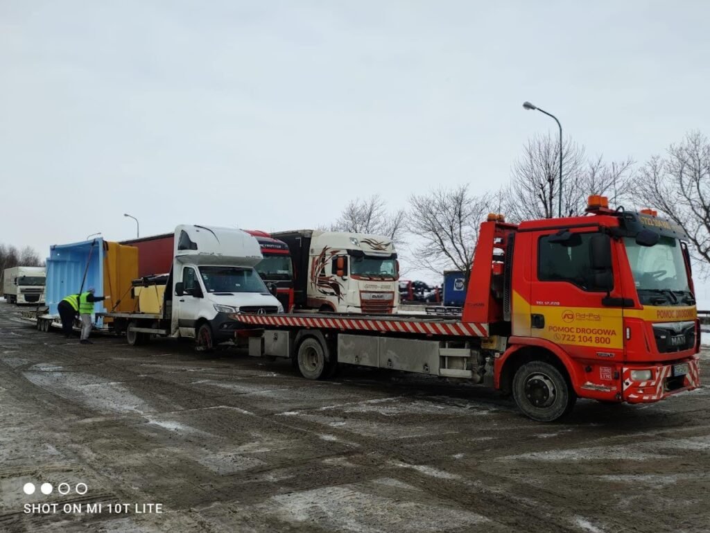 Pomoc drogowa TIR Olszyna podczas udzielania całodobowej pomocy ciężarówce na trasie w pobliżu autostrady A4.